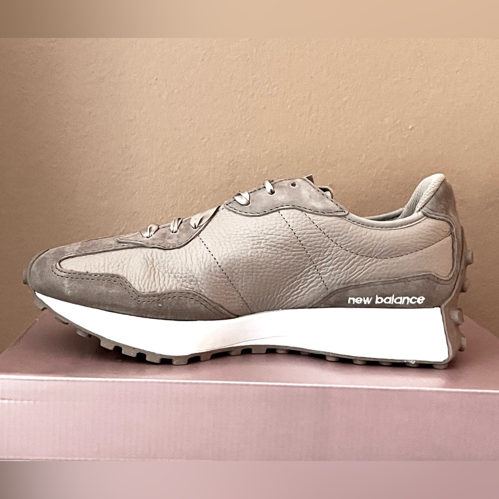 New Balance 327 LIMITED EDITION 2026 Womens Sneaker Shoes LEATHER Taupe size 9.5 - Picture 3 of 9